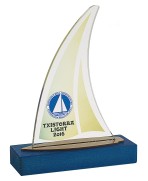Trofeo de metacrilato barco de vela personalizable.