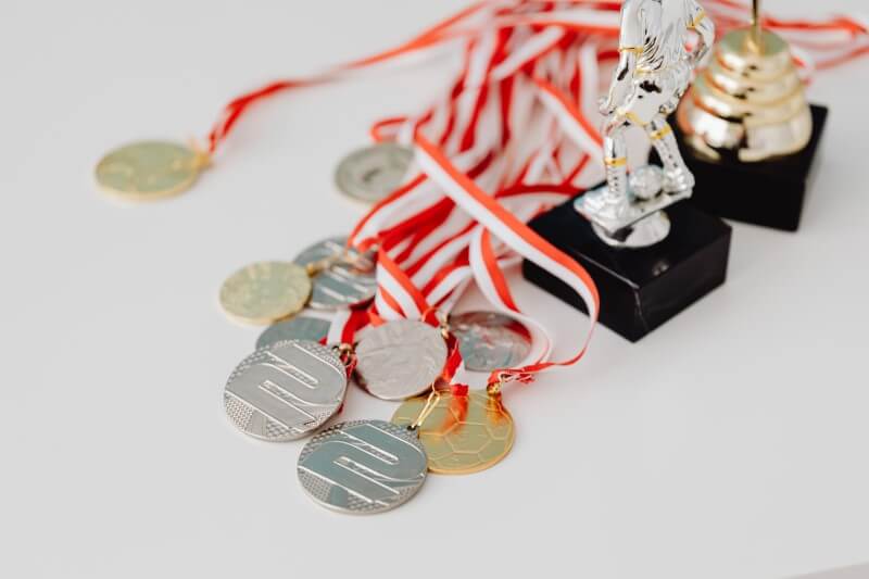 Las mejores ideas y tips para colgar medallas - Awards Shop Online